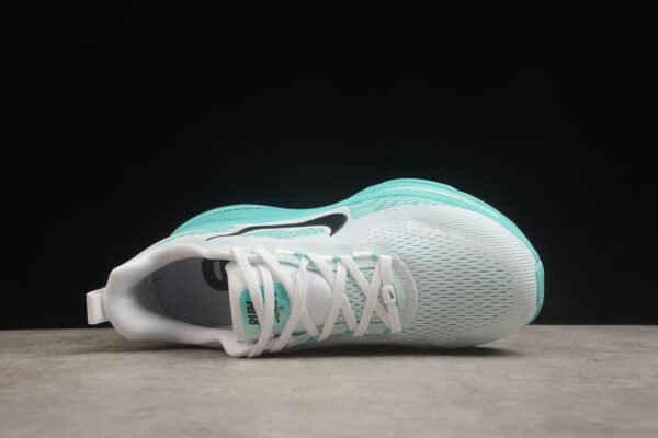 Nike VOMERO 18 - Image 4